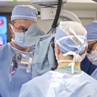 Stradiņa slimnīcā pirmo reizi Latvijā veikta modernākā plaušu audzēju ārstēšanas operācija