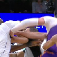 Video: Karstasinīgie "Suns" un "Mavericks" basketbolisti laukumā izvicina dūres