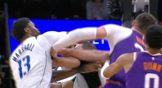 Video: Karstasinīgie "Suns" un "Mavericks" basketbolisti laukumā izvicina dūres