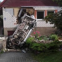 ФОТО: В Скривери машина пробила стену дома