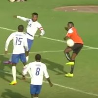 Video: Lielisks 'gols' ar papēdi pēc bumbas iemešanas spēlē