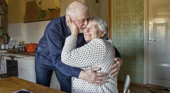 "Не знала, что жизнь может быть так хороша". Как 78-летняя Ристе нашла своего принца в интернете