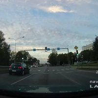 Video: Gājējs Rīgā droši šķērso ielu starp braucošiem auto