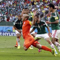 Robens tēlojis kritienus spēlē pret Meksiku