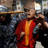 Tibetiešu studenti protestē pret savu valodu noniecinošu grāmatu