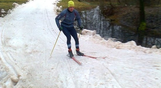 Sniega trūkuma dēļ slēgtas vairākas slēpošanas trases; īpašnieki cer uz salu