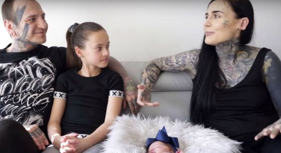 Pasaulslavenā tetovētā latviete Monami meitiņai devusi vārdu Neo