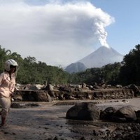 Par spīti vulkāna draudiem Javas salas iedzīvotāji atgriežas mājās