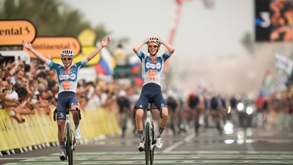 Francijas riteņbraucējs Romēns Bardē uzvar "Tour de France" pirmajā posmā