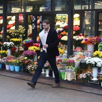 Foto: Rosība pie ziedu tirgotājiem jeb Rīgā sākusies Svētā Valentīna diena