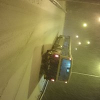 ФОТО: Из-за снега автобусы Rīgas Satiksme не могут заехать на мост