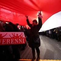 Foto: Varšavā demonstranti pauž atbalstu pretrunīgajām tiesu reformām