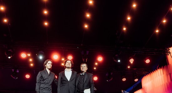 Foto: Ar stāvovācijām izskanējis 'Trīs Osokinu' koncerts Dzintaros