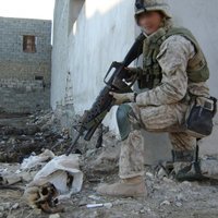 Šokējoši kadri: ASV karavīrs dedzina irākiešu līķus