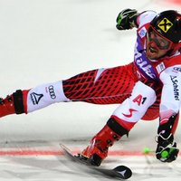 Hiršers turpina iet uz Austrijas uzvaru rekordu kalnu slēpošanā