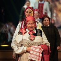 Foto: Apbalvoti latviešu tautastērpu skates 'Mēnesnīcā' laureāti
