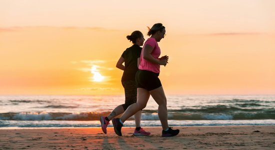 Kas skrējējam–amatierim jāzina par ēšanu? Skaidro sporta ārste un ultramaratonists