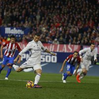 Ronaldu ar 'hat-trick' nodrošina 'Real' pārliecinošu uzvaru Madrides klubu derbijā