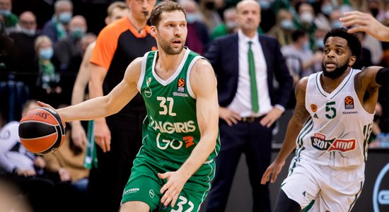 Strēlnieks palīdz 'Žalgiris' komandai izcīnīt pirmo uzvaru Eirolīgā