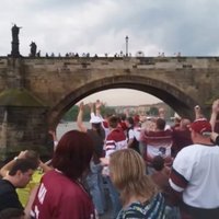 Video: Latvijas hokeja fani Prāgā līksmo arī uz kuģīša