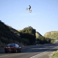 Video: Motociklists Kalifornijā pārlido četru joslu šoseju