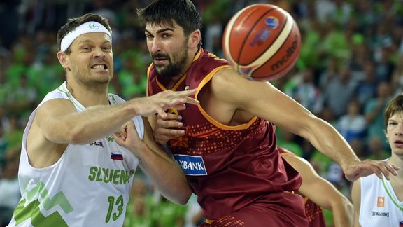 Slovenia s forward Miha Zupan (L) vies with Macedonia s guard Vojdan Stojanovski