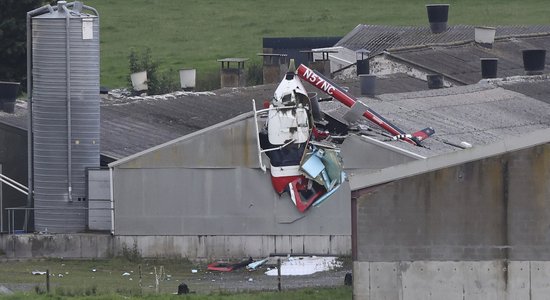 Helikopters ietriecas mājā Īrijā; divi bojāgājušie