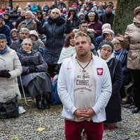 Поляки массово молятся на границе о спасении страны