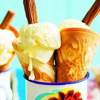 Spītējot svelmei: cepts saldējums, banānu splits, karstā 'Aļaska' un citi saldējuma deserti