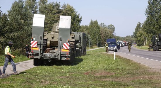 В Нарве демонтировали танк-памятник и другие советские монументы