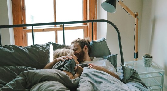 Laimīgi pāri nerunā pārlieku daudz, viņi viens otram pieskaras