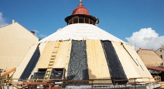 ФОТО: Здание Рижского цирка отметило праздник стропил