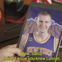 Video: Porziņģis reklāmā latviski sarunājas ar Ziemassvētku vecīti