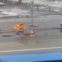 ФОТО, ВИДЕО: "Заплатка" на два дня, или Как в Риге ремонтируют дороги