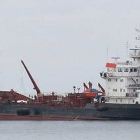 Izmeklēšana: Daugavgrīvā uz sēkļa uzskrējušais tankkuģis avārijas brīdī bijis bez vadības