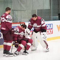 Foto: "Saguris" Indrašis vārtos – Latvijas hokejisti jautri pozē oficiālajā fotosesijā