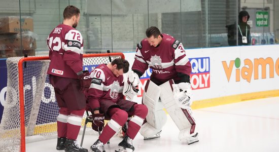 ФОТО. "Спящий" Индрашис в воротах - латвийские хоккеисты позировали на официальной фотосессии