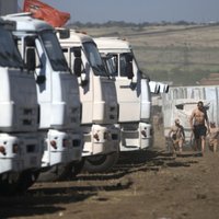 Svētdien pie Ukrainas robežas piebrauks Krievijas 'humānās palīdzības' pirmās 16 automašīnas