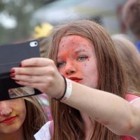 Foto: Tūkstošiem jauniešu Lucavsalā ālējas 'Holi' festivālā
