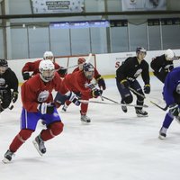 Foto: Latvijas U20 izlases hokejisti lej sviedrus uz Ventspils ledus pirms pasaules čempionāta