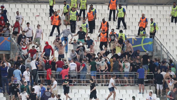  EURO 2016: Krievu fanu nekārtības Velodrome stadionā Marseļā - 6