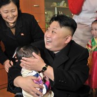 Foto: Ziemeļkorejas diktators samīļo bāreņus