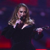 'BRIT Awards' ceremonijā triumfē dziedātāja Adele