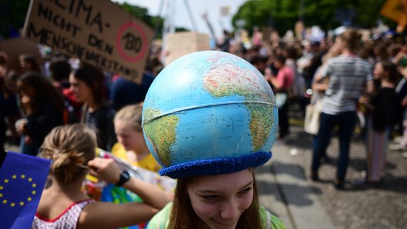 Tūkstošiem cilvēku Vācijā protestē pret politiķu pasivitāti cīņā ar klimata izmaiņām - 5