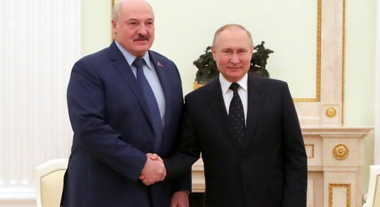 Putins ar Lukašenko apsprieduši divpusējās attiecības drošības, aizsardzības un ekonomikas jomās