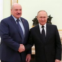 Putins ar Lukašenko apsprieduši divpusējās attiecības drošības, aizsardzības un ekonomikas jomās