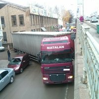 ФОТО: Водитель грузовика не рассчитал габариты и застрял под ВЭФовским мостом
