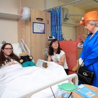 Foto: Karaliene Elizabete II slimnīcā apciemo Mančestras teroraktā ievainotos