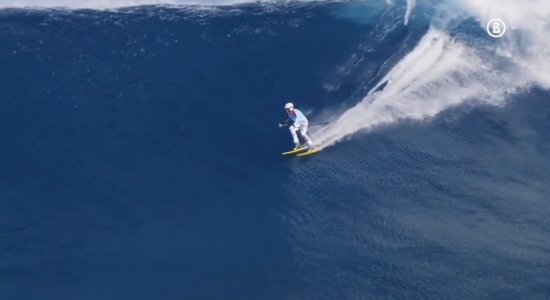 Video: Neticama slēpošana pa milzu viļņiem Havaju salās