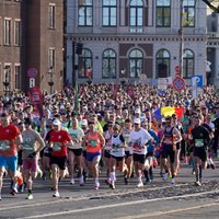 Foto: Rīgas maratonā uzvar Raščevskis un Krūmiņa; pusmaratonā – Serjogins un Marhele